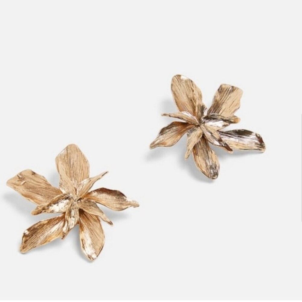Zara Gold Flower Leaf Metal statement Earrings Jewelry - Picture 2 of 6